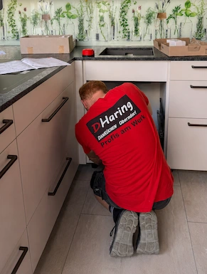 Monteur vom DANKÜCHEN D.Haring Team bei einer Montage in Oberndorf bei Salzburg.