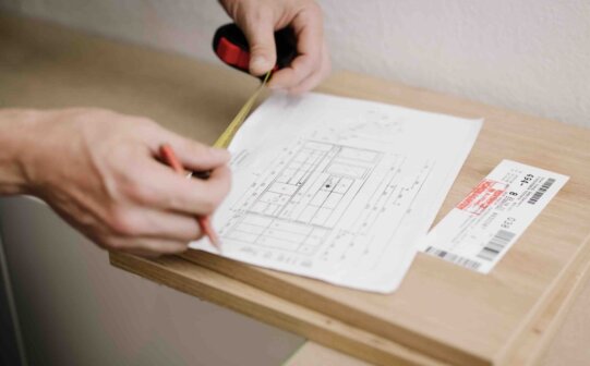 Küchenplan auf DAN-Holzplatte mit genauen Maßen für die individuelle Küchenplanung bei DANKÜCHEN D.Haring in Oberndorf bei Salzburg