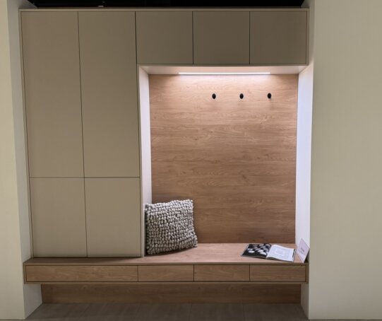Maßgefertigte Danküchen-Garderobe mit deckenhohen Schränken, Sitzbank und Holzrückwand