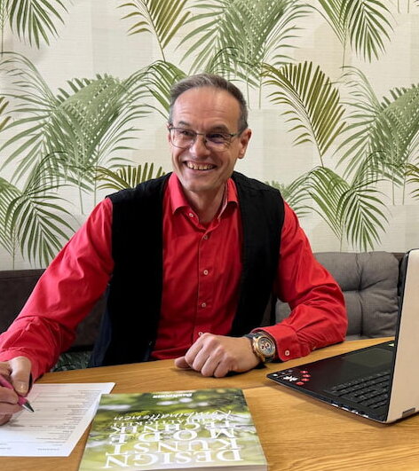 Ing. Dietmar Haring bei der persönlichen Kundenberatung im Küchenstudio D.Haring in Oberndorf bei Salzburg.
