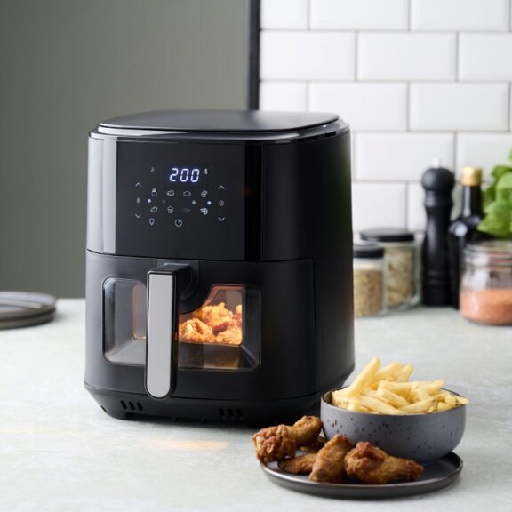 Deski Heißluft Fritteuse Schwarzer Airfryer gefüllt mit Kartoffeln